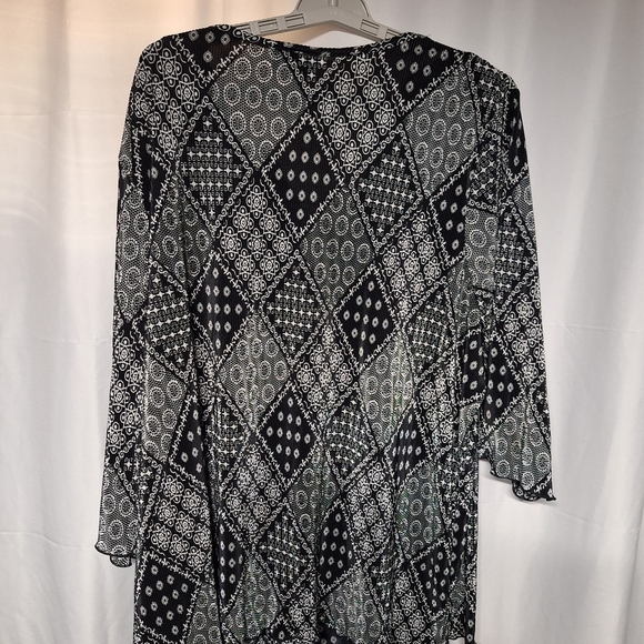Black and White Patterned Top Flowy Comfort - Picture 6 of 8